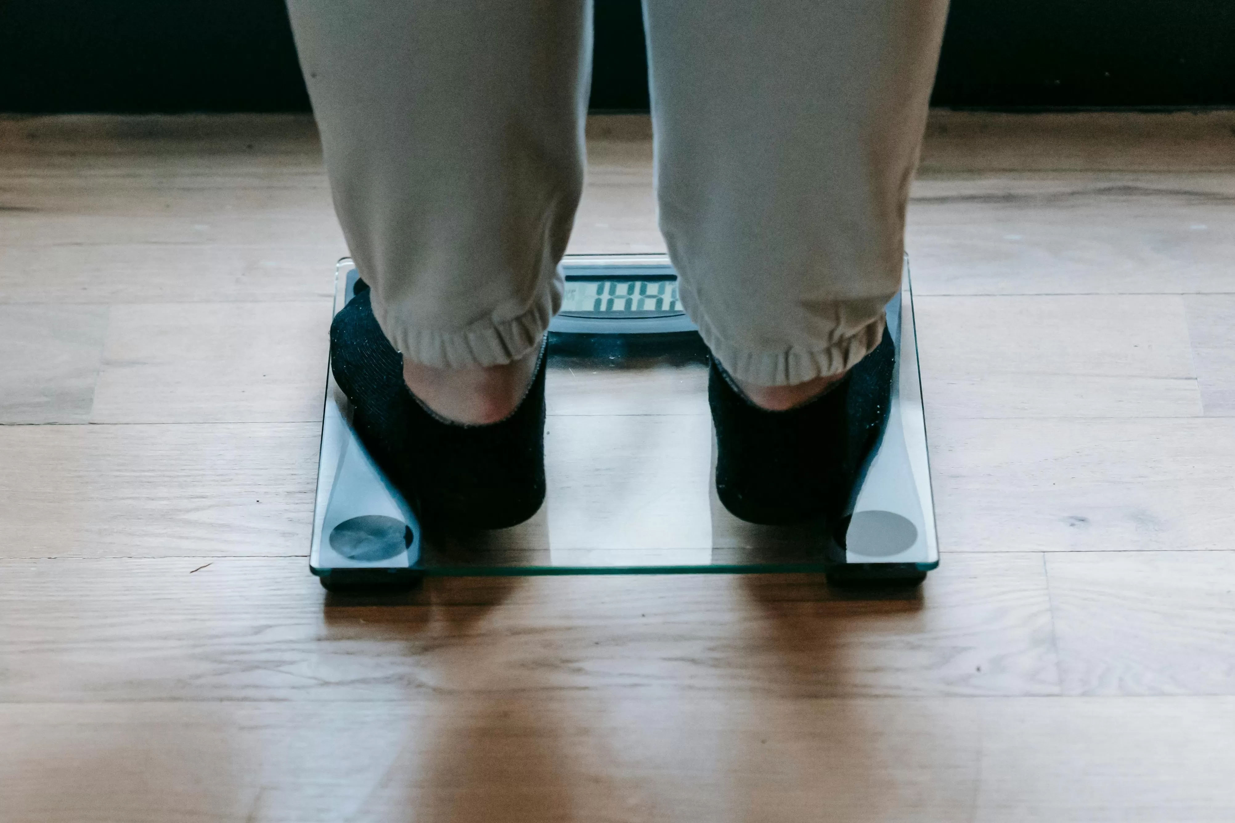 Menimbang berat badan.