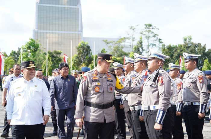 Kapolda Riau Irjen Pol Mohammad Iqbal saat mengecek kesiapan personel dalam Apel Gelar Pasukan di Lapangan Kantor Gubernur Riau, Rabu&nbsp;(3/4/2024).