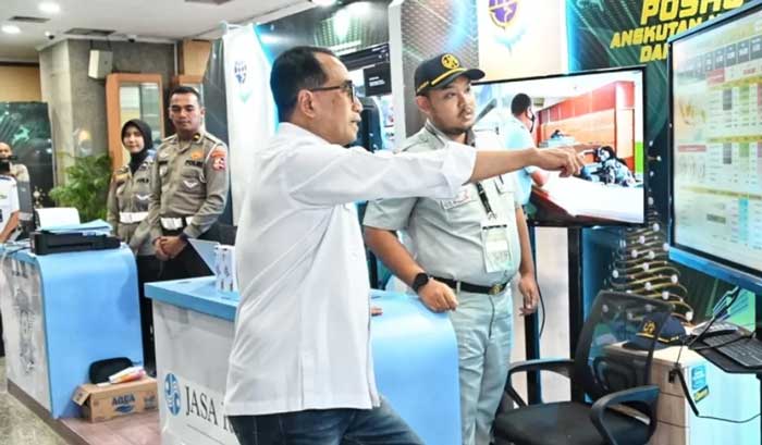 Menteri Perhubungan, Budi Karya Sumadi meninjau Posko Pusat Angkutan Natal 2023 dan Tahun Baru 2024.