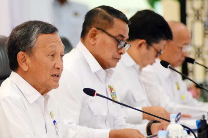 Menteri ESDM Arifin Tasrif didampingi para petinggi Kementerian ESDM saat konferensi pers terkait capaian kinerja sektor ESDM 2023 dan program kerja 2024 di Jakarta, Senin (15/1/2024).