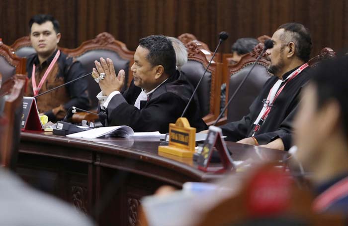 Pengacara Tim Prabowo Subianto-Gibran Rakabuming, Hotman Paris Hutapea, bertanya saat sidang.