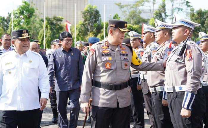 Kapolda Riau Irjen Pol Mohammad Iqbal didampingi Pj Gubernur Riau SF Hariyanto mengecek kesiapan personel dalam Apel Gelar Pasukan Operasi Ketupat Lancang Kuning 2024. Rabu (3/4/2024).