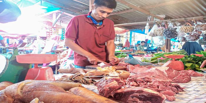 Pedagang&nbsp;daging sapi segar&nbsp;melayani pembeli di Pasar Pagi Simpang Baru Panam, beberapa hari lalu.  Pemko Pekanbaru memastikan stok daging sapi aman untuk memenuhi keperluan menyambut lebaran