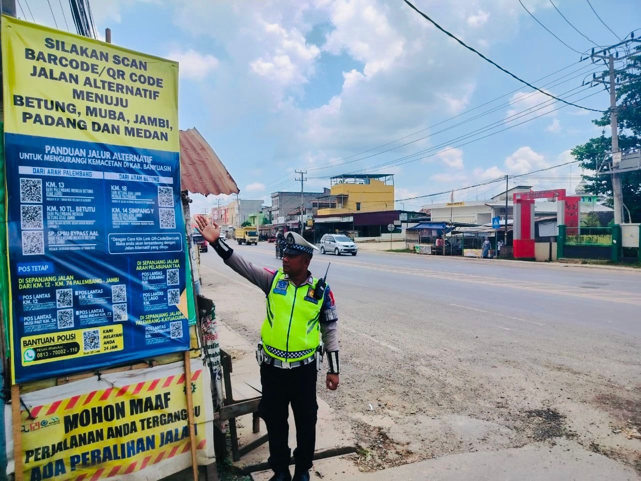 Personel Satlantas Polres Banyuasin menunjukan barcode untuk memudahkan pemudik mencari jalan alternatif, Kamis (4/4/2024).
