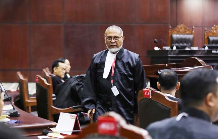 Kuasa Hukum Paslon Nomor Urut 1, Bambang Widjojanto berjalan keluar dari sidang saat Eddy Hiariej dalam  sidang  PHPU di Mahkamah Konstitusi, Jakarta, Kamis (4/4/2024).
