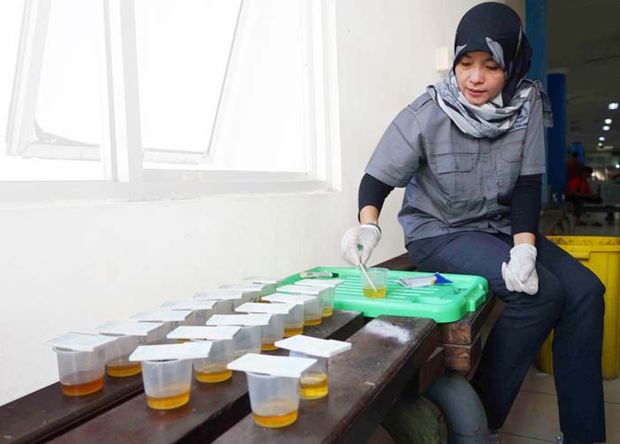 Petugas melakukan pengecekan urine sopir dan kru bus di Terminal Bandar Raya Payung Sekaki Pekanbaru, Kamis (4/4/2024).