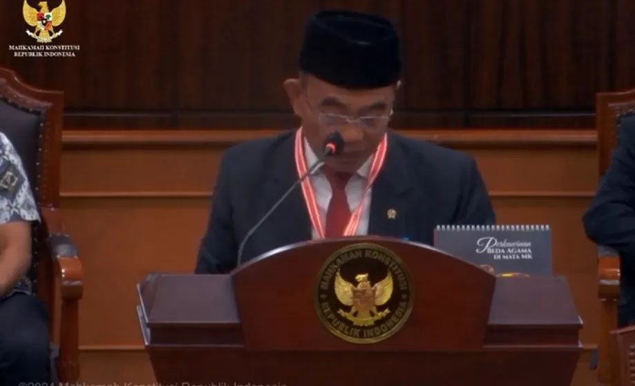 Menteri Koordinator Bidang Pembangunan Manusia dan Kebudayaan (Menko PMK) Muhadjir Effendy saat memberikan keterangan dalam sidang sengketa Pilpres 2024 di Gedung MK, Jakarta, Jumat (5/4).