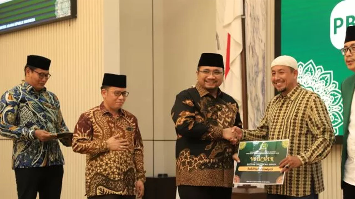 Dirjen Bimas Islam Kamaruddin Amin (dua dari kiri) mendampingi Menag Yaqut Cholil Qoumas di Jakarta (4/4).