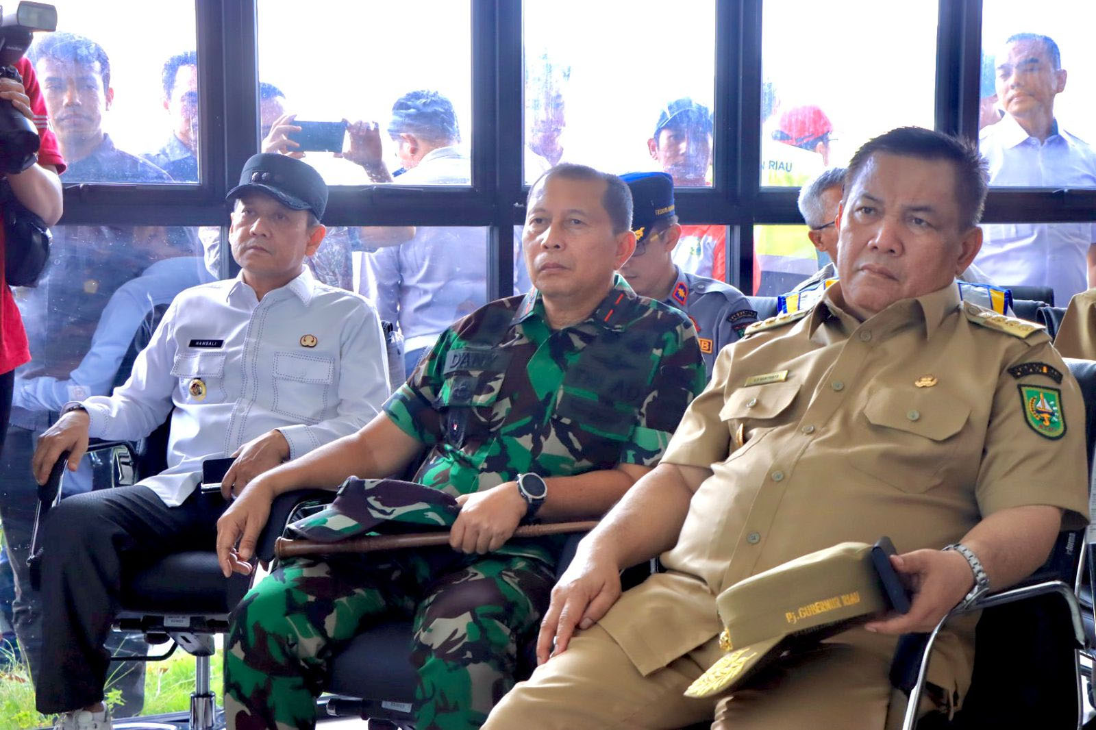 Pj Bupati Kampar Hambali mendampingi Pj Gubri SF Hariyanto dan Forkopimda meninjau meninjau persiapan operasi ruas Tol Pekanbaru-Bangkinang-XIII Koto Kampar, Jumat (5/4/2024).