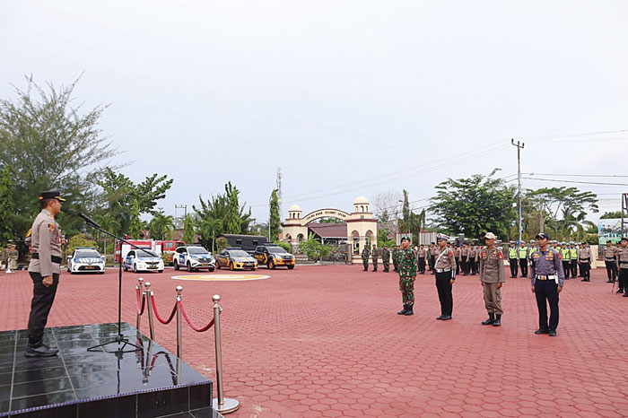 Kapolres Bengkalis AKBP Setyo Bimo Anggoro memimpin apel gelar pasukan Operasi Ketupat Lancang Kuning 2024 di  Mapolres Bengkalis, Rabu (3/4/2024).