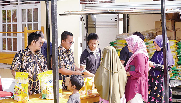 Kepala Dinas Ketahanan Pangan Kampar Muhammad membuka kegitan Gerakan Pangan Murah yang dilaksanakan di halaman Puskesmas Pembantu, Desa Pulau Birandang, Kabupaten Kampar, Kamis (4/4/2024).&nbsp;