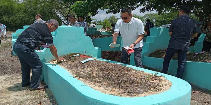 Ketua dari seluruh organisasi Tionghoa Kota Pekanbaru melakukan tradisi Ceng Beng dengan berziarah dan memasang kertas ziarah di atas makam yang tidak diketahui identitas dan ahli warisnya