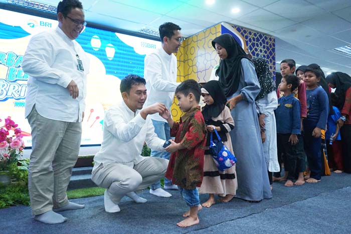 Menyerahkan santunan kepada anak-anak panti asuhan saat kegiatan Berbagi Bahagia Bersama BRI Group di Menara BRI Jalan Sudirman Pekanbaru, Rabu (3/4/2024).