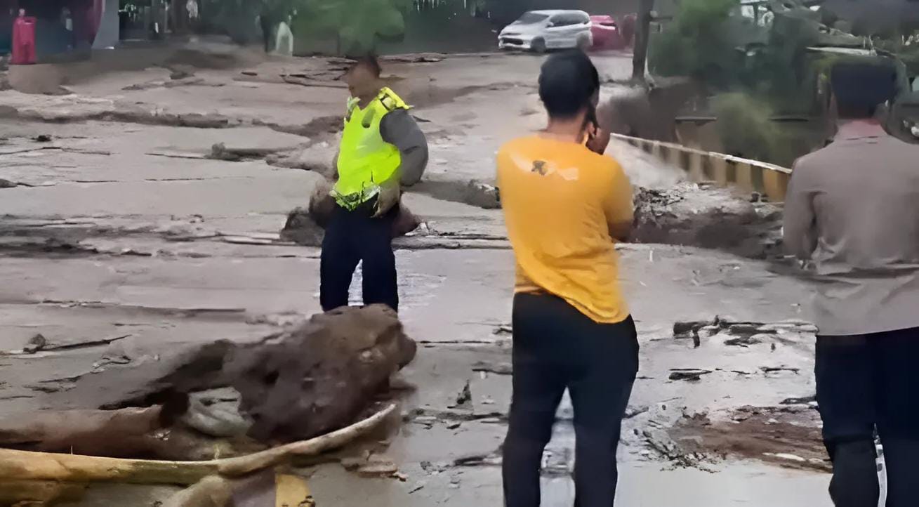 Banjir lahar dingin Gunung Marapi yang menyebabkan putusnya lalu lintas Jalan Padang-Bukittinggi di Aia Angek X Koto, Tanahdatar, Jumat sore (5/4/2024).