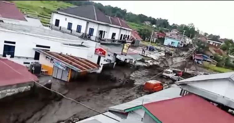 Banjir lumpur menyapu ruas jalan dan sejumlah permukiman warga di Bukit Batabuah, Kecamatan Canduang, Agam, Sumbar, Jumat (5/4/2024) sore.