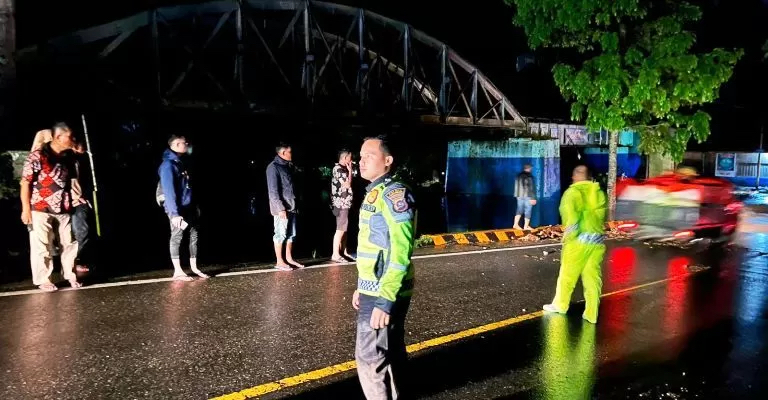 Ruas jalan Bukittinggi-Padang putus akibat bencana banjir lahar dingin Gunung Marapi dan disiapkan jalur alternatif via Batusangkar di wilayah Tanah Datar, Sumbar, Jumat (5/4/2024) malam.