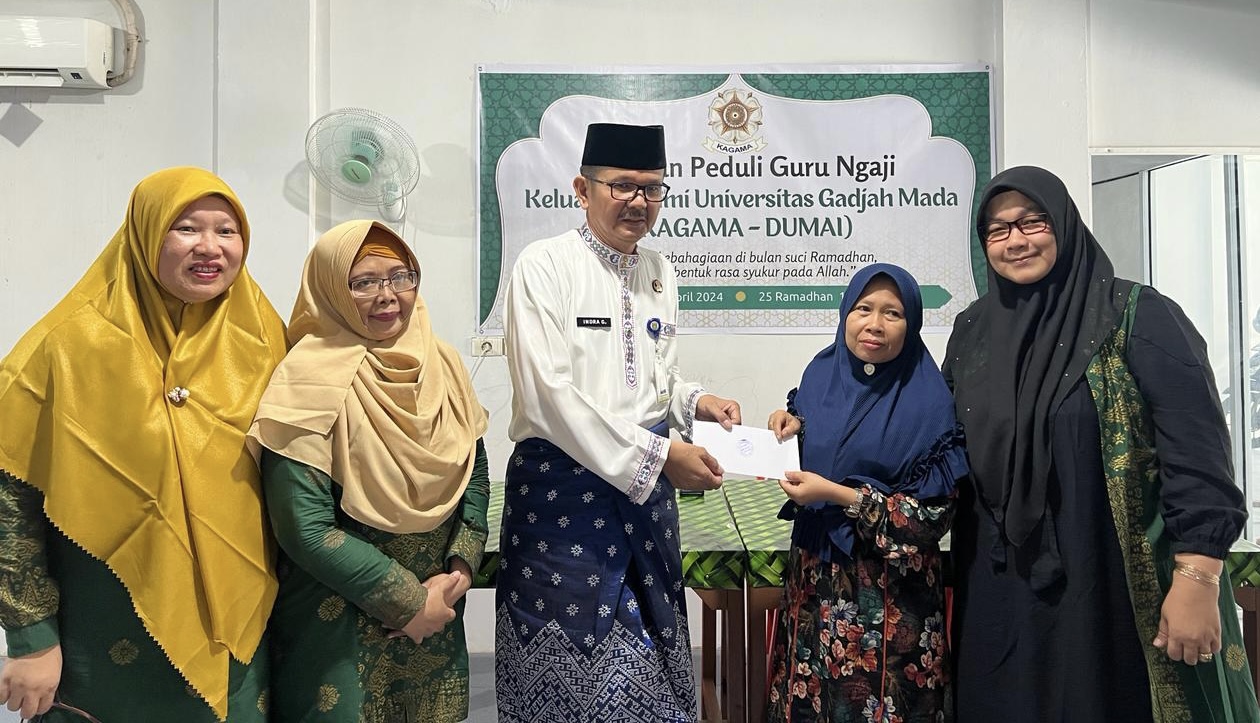 Ketua Pengda Kagama Riau Emri Juliharnis PhD menyerahkan bantuan kepada guru ngaji didampingi Pengcab Kagama Dumai di Kota Dumai, Jumat (5/4/2024).
