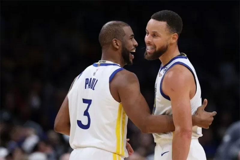 Pemain veteran Golden State Warriors Chris Paul (kiri) dan Stephen Curry pupuskan harapan Houston Rockets Bertanding di Play-in.