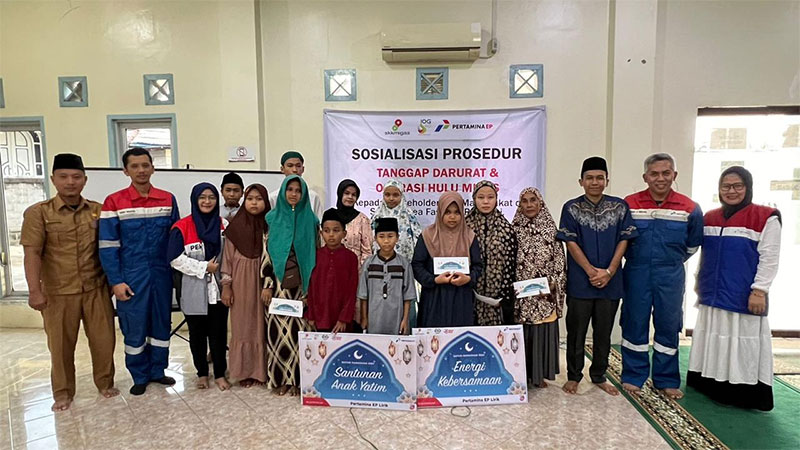 Tim Pertamina EP Lirik foto bersama dengan peserta penerima santunan usai pelaksanaan sosialisasi tanggap darurat di Masjid Sholihin Japura, Jumat (5/4/2024).
