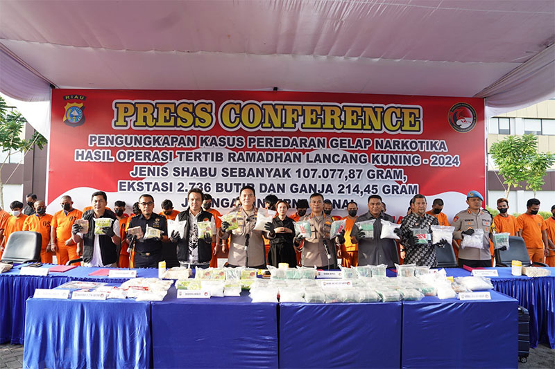 Kapolda Riau Irjen Pol Mohammad Iqbal saat menunjukan barang bukti 107 kg narkotika jenis sabu dan beberapa narkotika jenis lainnya saat ekspose kasus di Mapolda Riau, Jumat (5/4/2024)