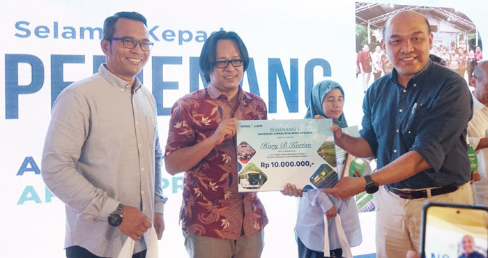 Direktur Riau Pos Firman Agus (tengah) mewakili juara Anugerah Jurnalistik April-APR 2023 Hary B Kori&rsquo;un  menerima hadiah secara simbolis dari Direktur PT RAPP Mulia Nauli di Hotel Pangeran Pekanbaru,
