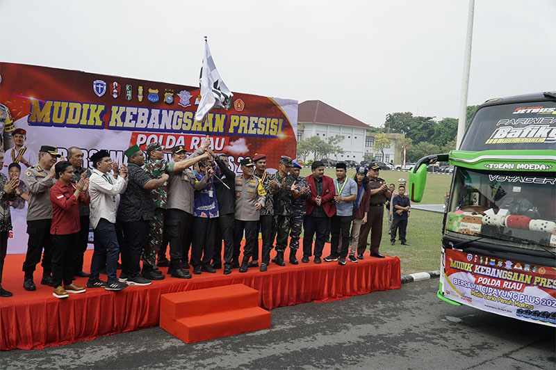 Kapolda Riau Irjen Pol Mohammad Iqbal bersama Forkompinda dan Cipayung Plus Riau melepas bus rombongan mudik gratis Polda Riau, Sabtu (6/4/2024).