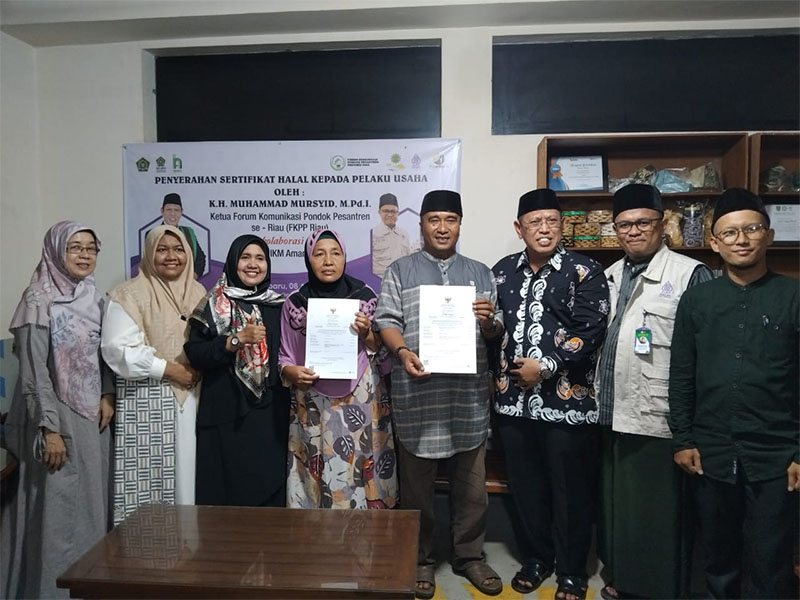 Foto bersama usai penyerahan sertifikat halal kepada para UMKM.