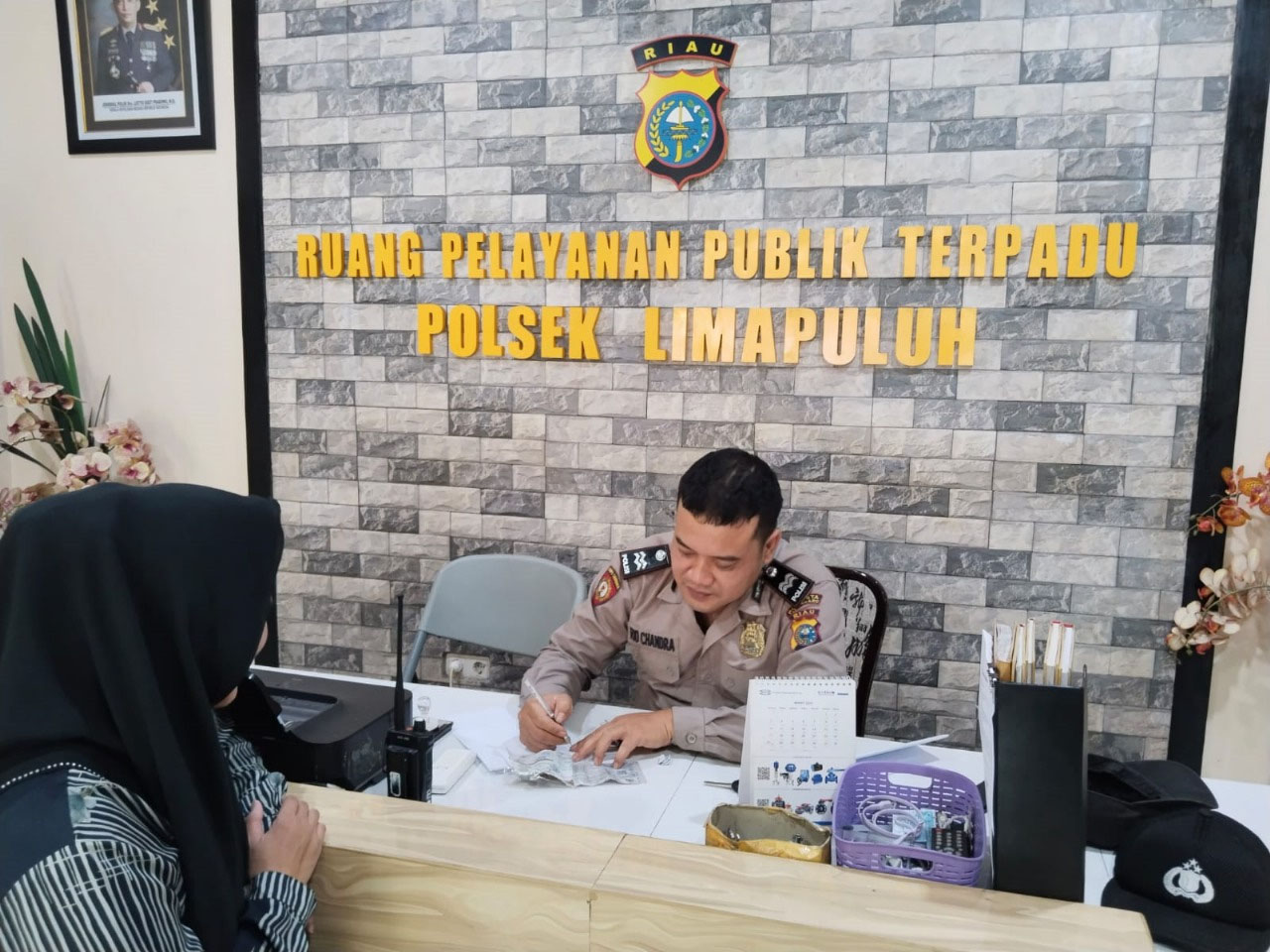 Warga Kecamatan Limapuluh saat menitipkan kendaraannya di Mapolsek Limapuluh, Jumat (5/4/2024).