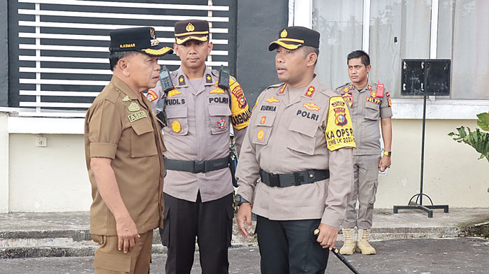 Kapolres Kepulauan Meranti AKBP Kurnia Setyawan SH SIK  berbincang dengan Plt Bupati  H Asmar saat menghadiri apel kesiapsiagaan arus mudik di Mapolres Kepulauan Meranti, baru-baru ini.
