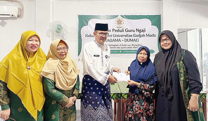 Ketua Pengda Kagama Riau Emri Juliharnis PhD menyerahkan bantuan kepada guru ngaji didampingi Pengcab Kagama Dumai di Kota Dumai, Jumat (5/4/2024).