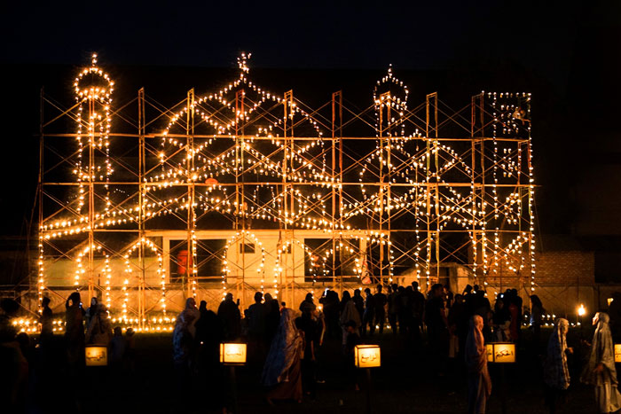 Warga antusias menyaksikan Festival Kampung Lampu Colok di Halaman Masjid Al-Muqarrobin, Jalan Raya Pasir Putih, Jalan Kuaran, Kelurahan Air Dingin, Kecamatan Bukitraya, Pekanbaru, Jumat (5/4/2024).