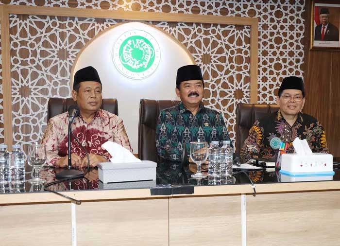 Menteri Koordinator Politik, Hukum dan Keamanan (Menkopolhukam) Hadi TjahjantoI saat menggelar pertemuan di Kantor MUI, Jakarta, Selasa (5/3/2024).