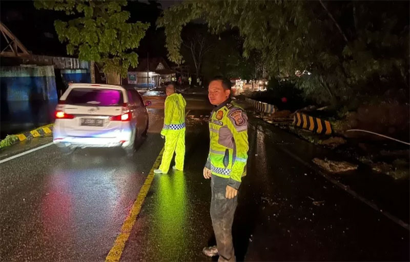 Jalan Padang-Bukittinggi di Aia Angek X Koto, Kabupaten Tanahdatar sudah bisa dilalui kembali.