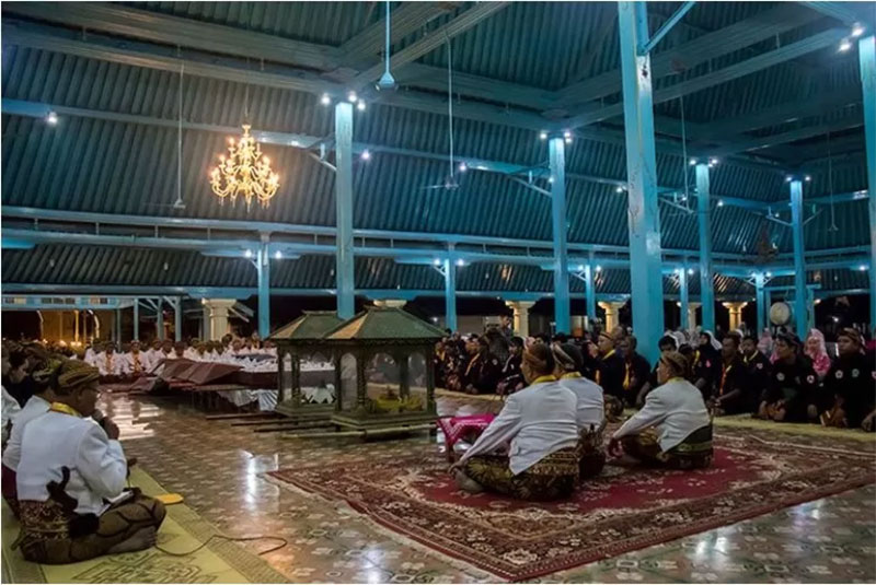 Tradisi selikuran di Surakarta.
