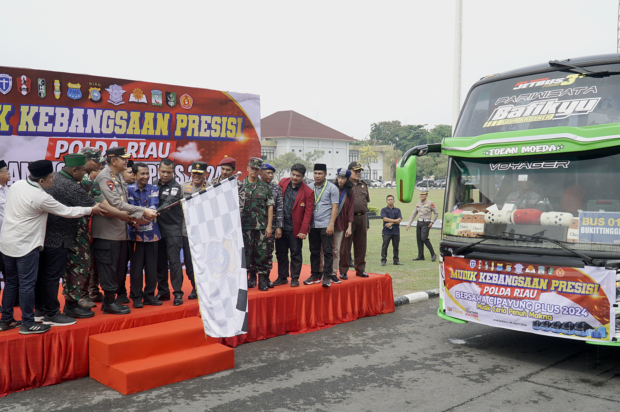 Kapolda Riau Irjen Pol Mohammad Iqbal bersama Wakapolda Riau, Brigjen Pol K Rahmadi, Pj Sekdaprov Riau, Indra SE, Pj Wali Kota Pekanbaru, Muflihun, Forkopimda dan Cipayung Plus Riau melepas lima bus