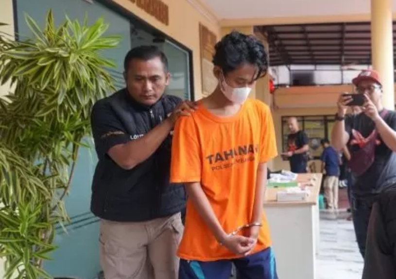 Pelaku saat diamankan pihak kepolisian.