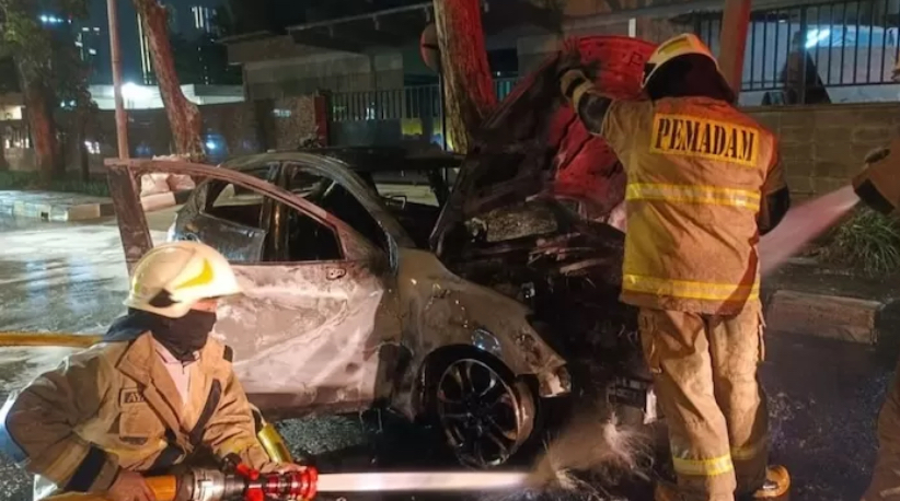 Mobil terbakar habis akibat petasan yang dibawa oleh segerombolan pemotor di Jakarta.
