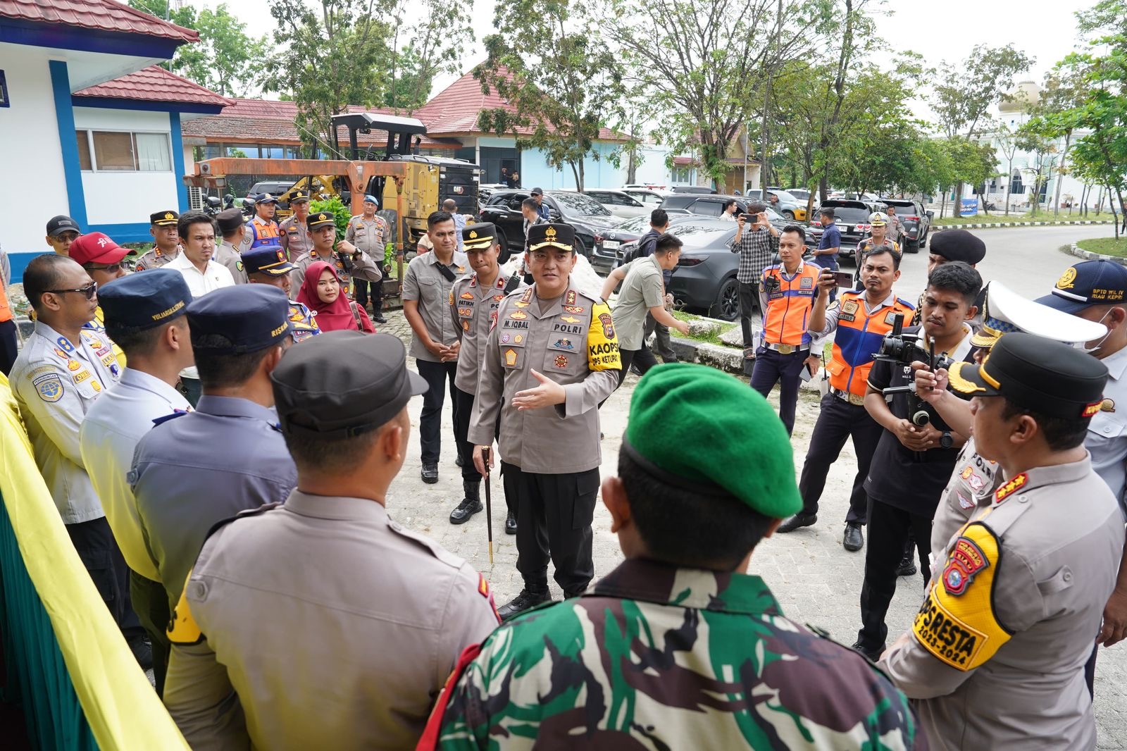 Kapolda Riau Irjen Pol Mohammad Iqbal saat memberikan pengarahan kepada petugas yang berada di Terminal Bandaraya Payung Sekaki, Pekanbaru, Ahad (7/4/2024).