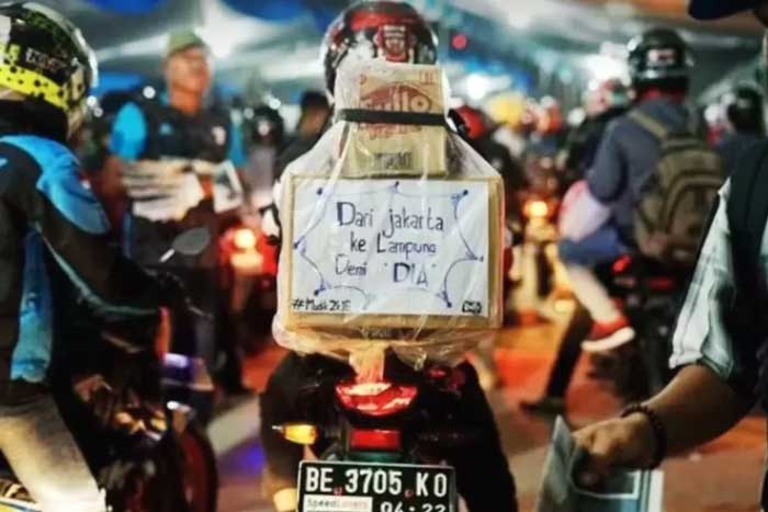 Ilustrasi mudik menaiki sepeda motor.
