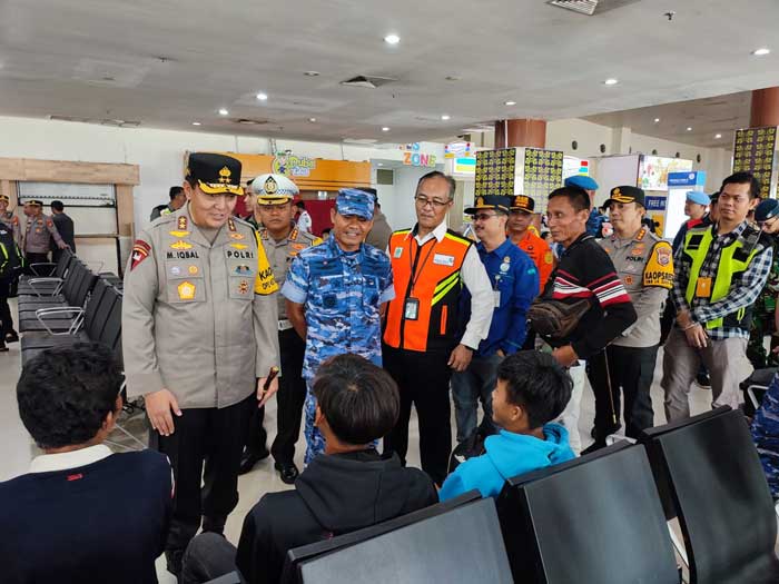 Kapolda Riau saat berdialog dengan calon penumpang di bandara SSK II didampingi langsung oleh EGM Bandara SSK II Radityo Ari Purwoko, Ahad (7/4/2024).