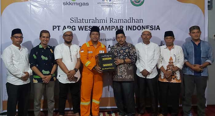 Field Support Team Leader PT APG Westkampar Indonesia Fawaid Darsyah saat memberikan bantuan sarung kepada  tokoh masyarakat dan perangkat Desa di Kecamatan Rokan IV Koto.