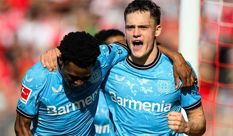Florian Wirtz (kanan) melakukan selebrasi usai menjebol gawang Union Berlin dan memastikan keunggulan Bayer Leverkusen melalui penalti .