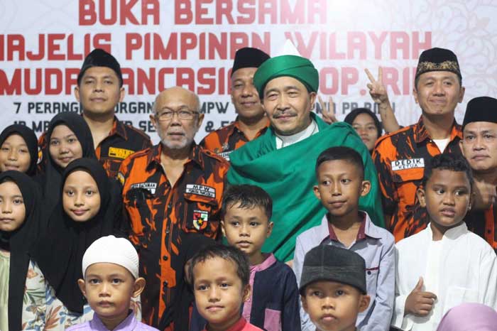 Ketua MPW Pemuda Pancasila Riau berfoto bersama saat berbuka bersama, Sabtu (6/4/2024)