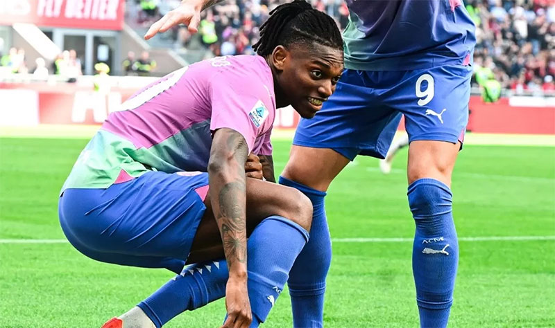 Penyerang AC MIlan, Rafael Leao melakukan selebrasi usai membobol gawang lawan.