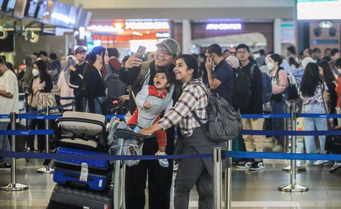 Sejumlah pemudik memadati counter check-in Terminal 3, Bandara Soekarno-Hatta, Tangerang, Sabtu (06/04/2024).