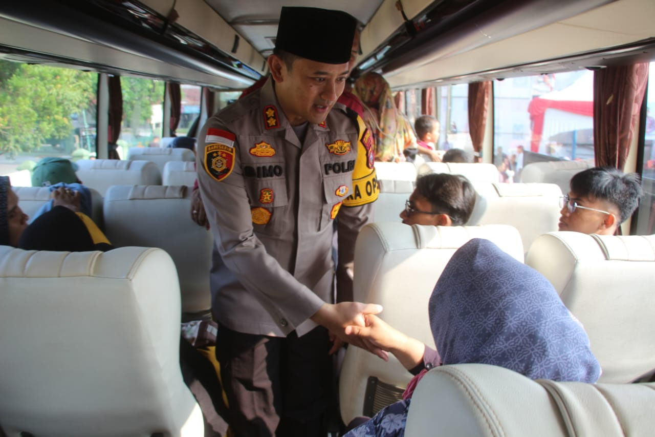 Kapolres Bengkalis AKBP Setyo Bimo Anggoro menyalami penumpang peserta mudik bareng di Simpang Pokok Jengkol, Duri, Ahad (7/4/2024) sore.