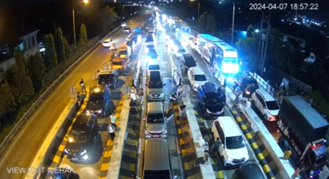 Lalu lintas di exit Jalan Tol Tangerang-Merak (Tamer) menuju Pelabuhan Merak terpantau masih mengalami antrean panjang hingga malam hari ini, Ahad (7/4) pukul 18.57 WIB.