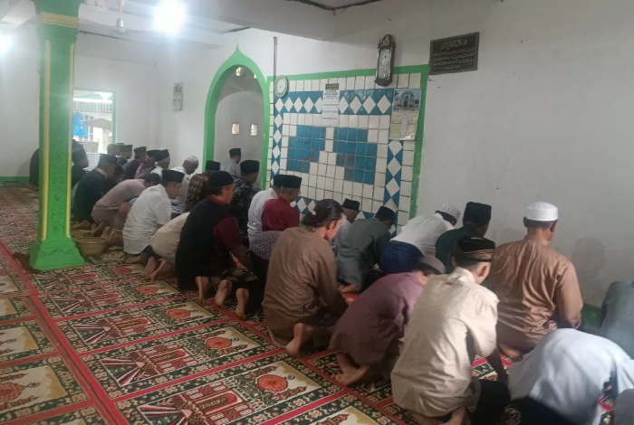 Jamaah Tarekat Naqsabandiyah di Surau Baru Kecamatan Pauh, Kota Padang melaksanakan shalat Idulfitri pada Senin pagi (8/4/2024).