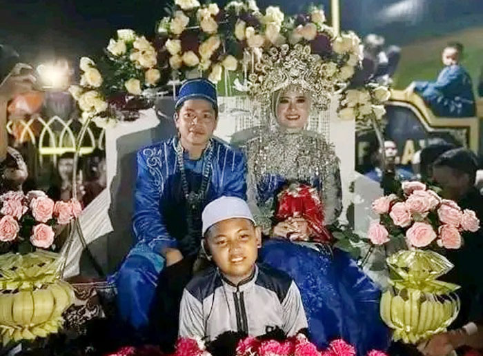 prapti Dwi Lestari/riau pos DIARAK: Sepasang pengantin sahur diarak berkeliling kampung oleh masyarakat di Kabupaten Indragiri Hilir, Ahad (7/4/2024).