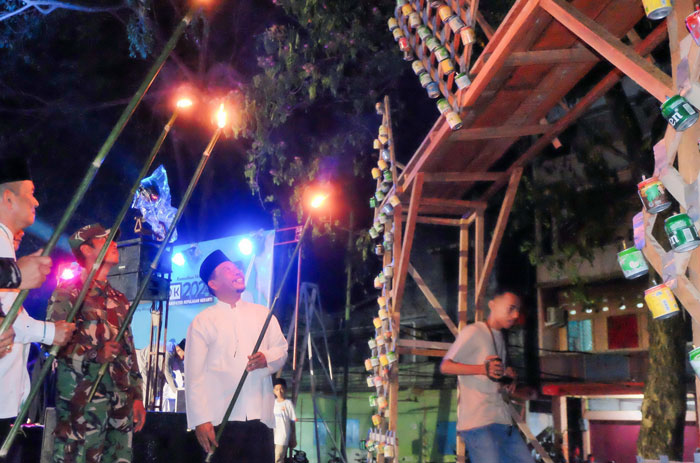 Plt Asisten Bidang Pemerintahan dan Kesra Setdakab Kepulauan Meranti Drs M Mahadi membuka festival lampu colok dengan menyalakan lampu colok di Taman Cik Puan, Kecamatan Tebingtinggi,.